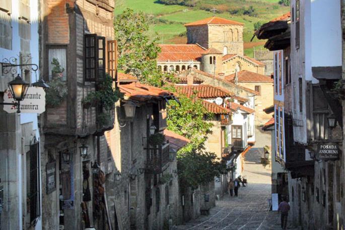 Apartamentos Santillana Del Mar Eksteriør bilde